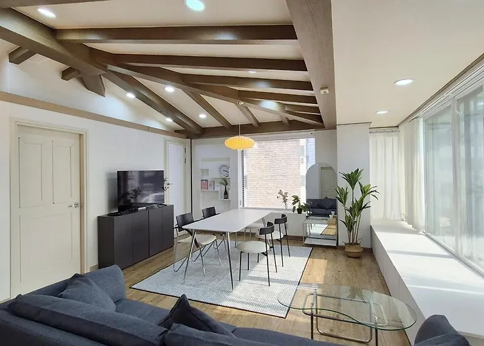 Com'a Hongdae 3bedroom Subway5min アパート *